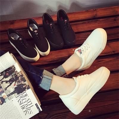 韩版小白鞋，配上一条小脚裤，很有欧美范
